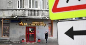 «Ни на что не повлияет»: 57% москвичей против запрета на алкомаркеты возле жилых домов