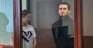 Суд в Москве дал по 3,5 года колонии вандалам, нарисовавшим пентаграммы на двери военкора Трушнина