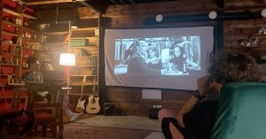 В высотке на Котельнической открылось кафе с книжной лавкой Amarcord — там показывают кино