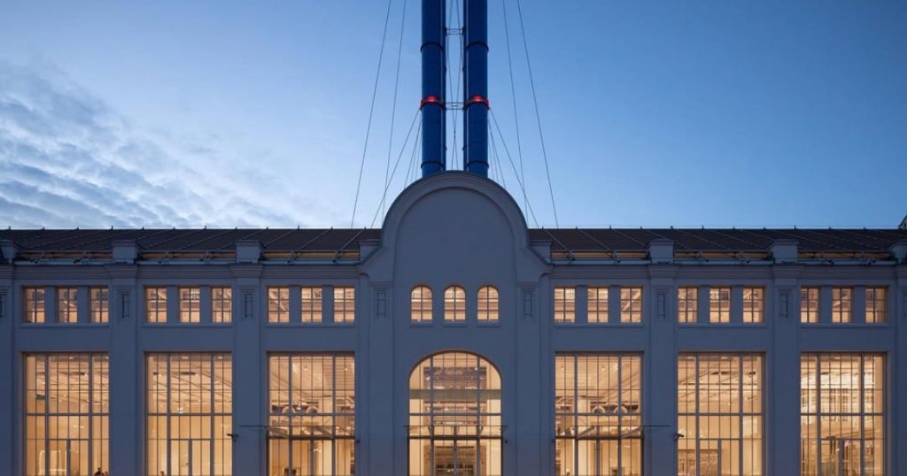 Здание ГЭС-2 снаружи