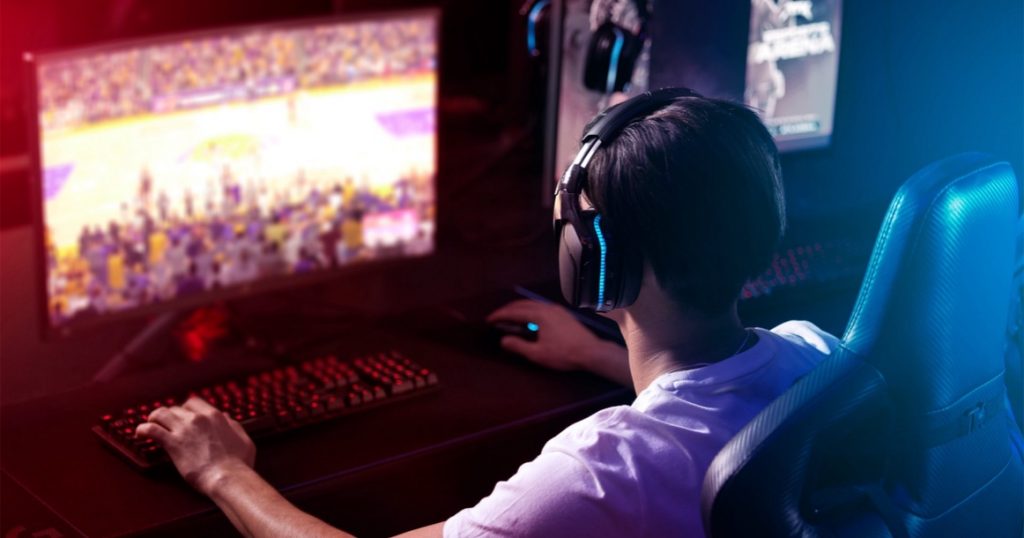 Геймер сидит за компьютер