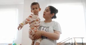 Двухлетнего мальчика, которого швырнули об пол в Шереметьево, выписали из больницы