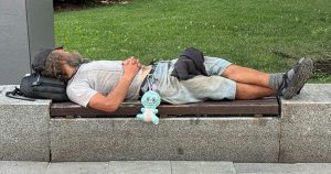 Фото дня: в Москве даже бездомные носят брелоки Лабубу