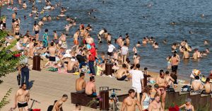 Как в Сочи: москвичи заполонили все пляжи в надежде спастись от жары