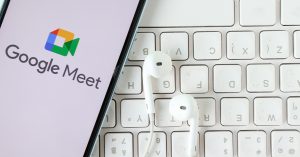 Москвичи массово загружают Google Meet после проблем со звонками в мессенджерах