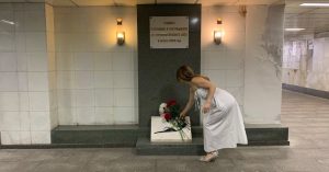 На Пушкинскую площадь приносят цветы в память о погибших в теракте 25 лет назад