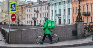 Скоро и в Москве? С сегодняшнего дня в Петербурге мигрантам запретили работать курьерами