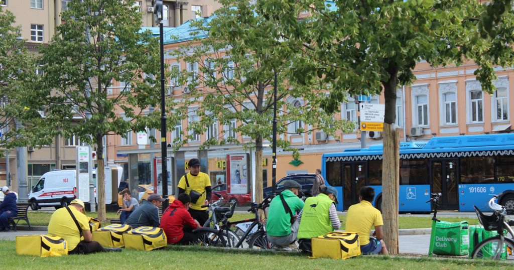 «Доставка станет роскошью»: в Госдуме выступили против запрета для мигрантов работать курьерами