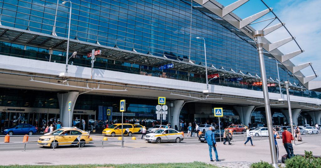 В московских аэропортах оштрафовали первых 80 таксистов после нового закона о нелегалах