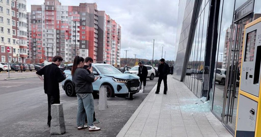 Машина влетела в торговый центр в Новой Москве