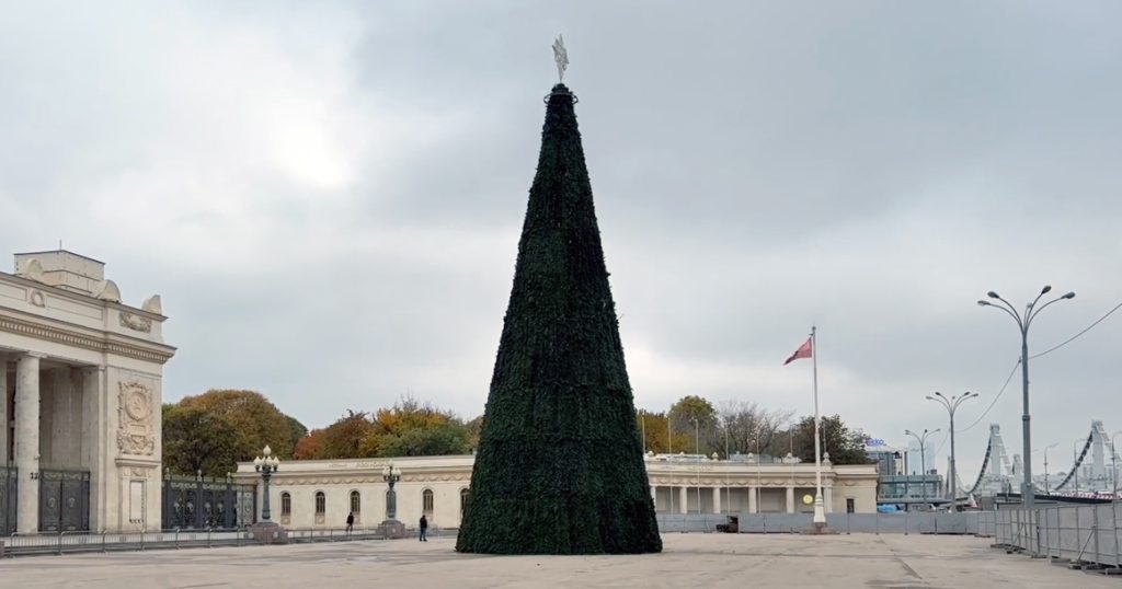 Новый год уже в октябре: у парка Горького установили елку