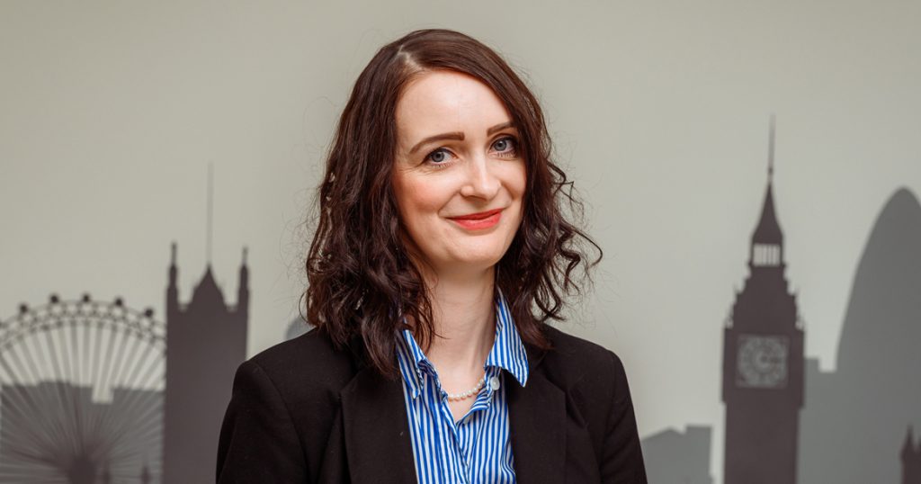 Иностранный акцент: валлийка Холли Робертс, которая учит английскому с пеленок