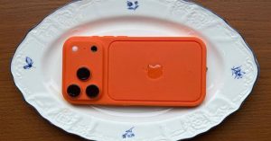 Желанный, но ненастоящий: в Ava Bistro появился десерт в виде оранжевого iPhone 17