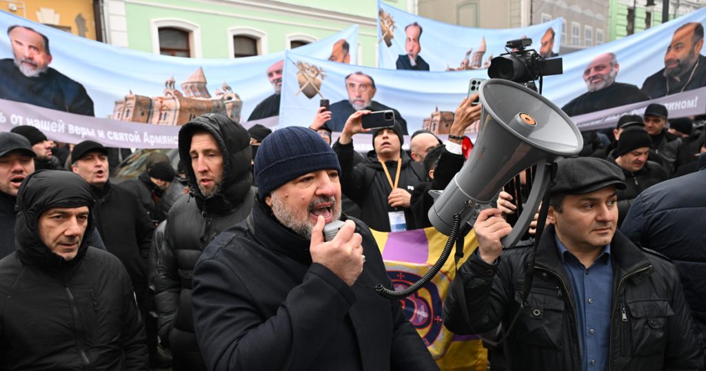 У посольства Армении третий час идет митинг — на него собрались более 1000 человек