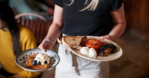 Боль москвича: в 93% московских ресторанов не получится позавтракать до 10 утра