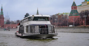 В Москве запустили первое гибридное прогулочное судно — ресторан-электроход «Стрельна»