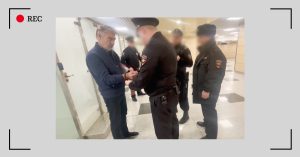 В Домодедово приземлился рейс с депортированными из США. Мужчин встретили повестками