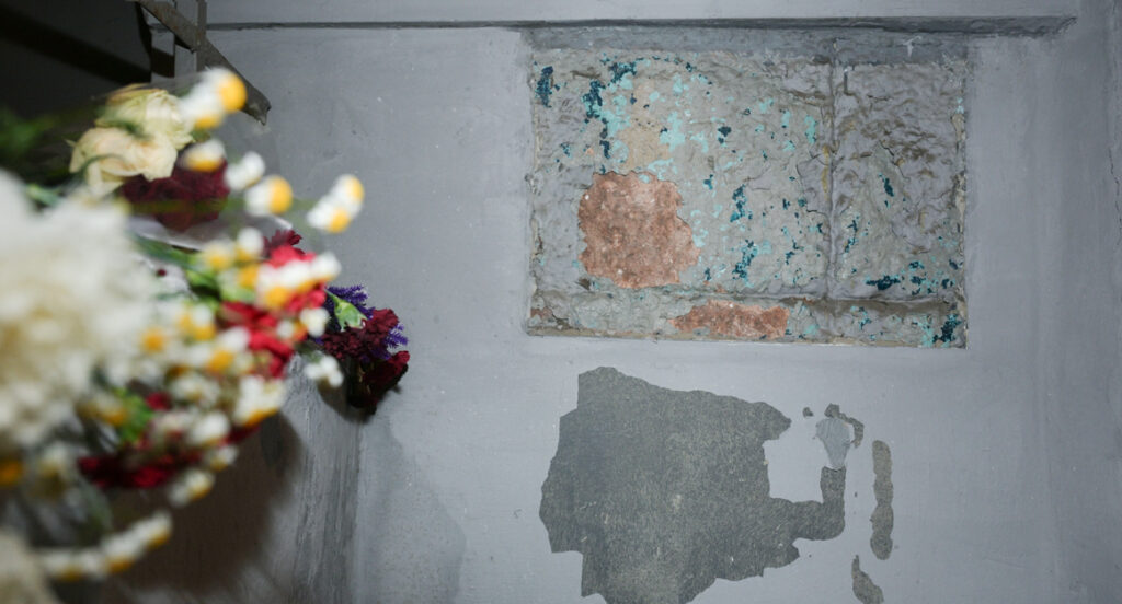 Вандала, разбившего мемориальную табличку Политковской, нашли и оштрафовали