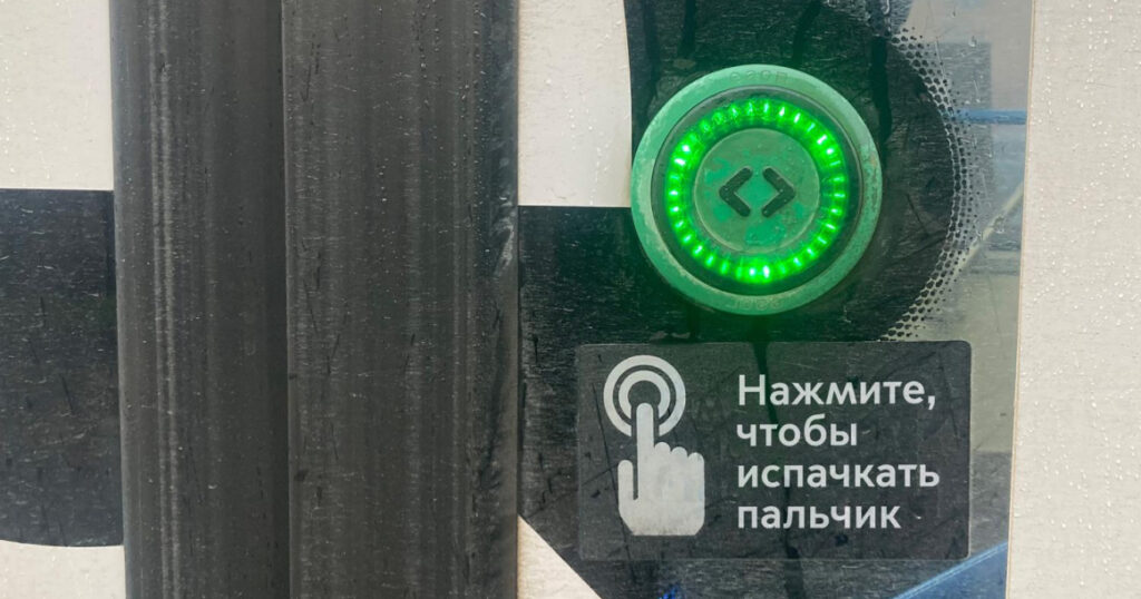 Московский дизайнер предложил размещать честные наклейки на дверях автобусов