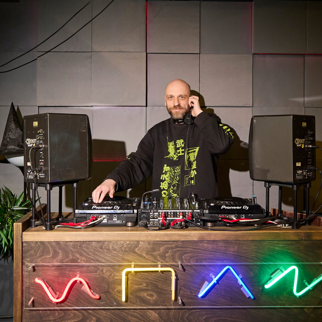 Почему вы должны меня знать: основатель школы диджеинга «Октябрь» Володя Мкртчян (DJ Listoboy)