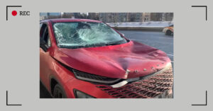 Глыба льда протаранила две машины в Хорошевском районе — есть пострадавшие