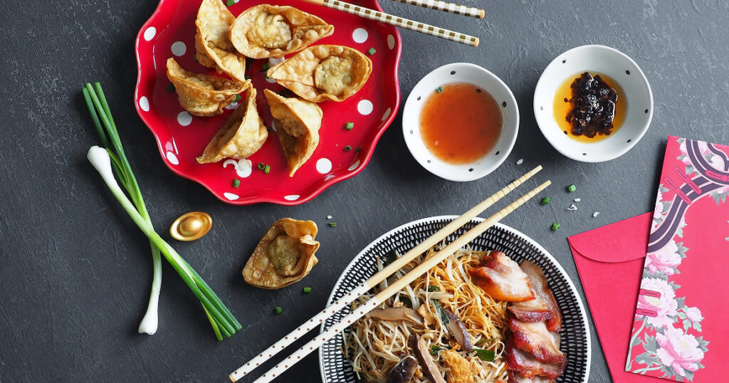 Лапша долголетия и пельмени процветания: что подают к столу на Китайский Новый год