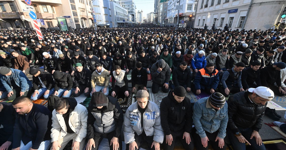 Тысячи верующих пришли на праздничные молитвы в московских мечетях