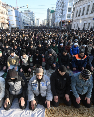 Тысячи верующих пришли на праздничные молитвы в московских мечетях