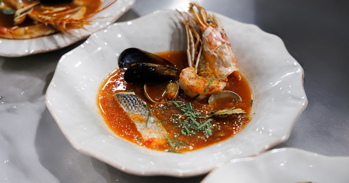 В Cazaban стоит идти ради рыбного супа сетуаз и вина из Лангедока