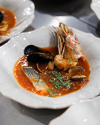 В Cazaban стоит идти ради рыбного супа сетуаз и вина из Лангедока