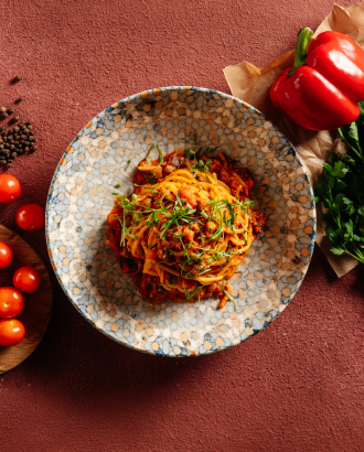 Болоньезе с веганским фаршем и анютины глазки: в Lumicino постная еда не скучнее скоромной