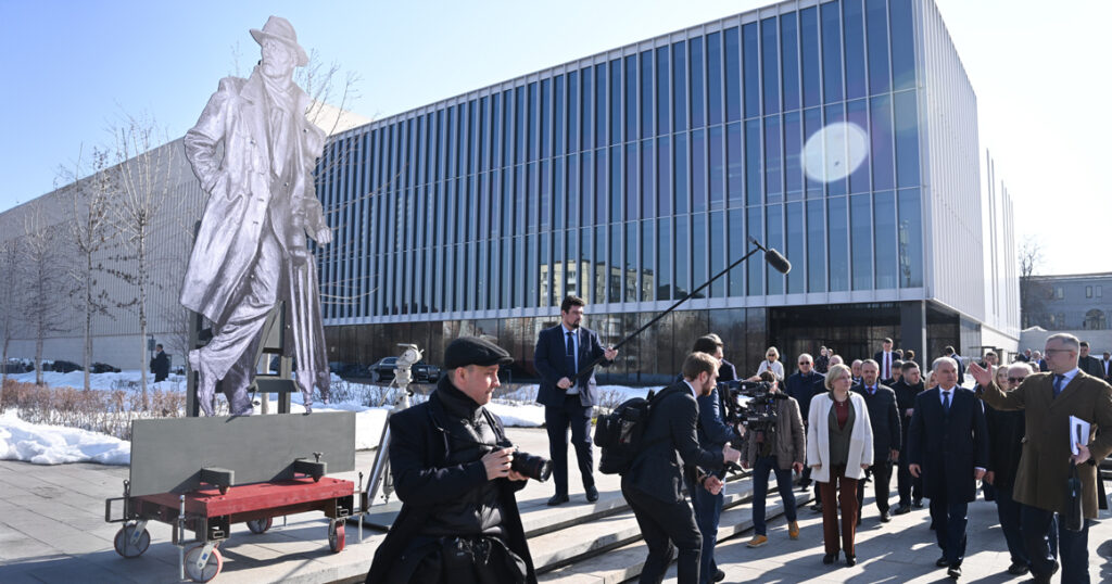 Памятник Станиславу Говорухину на Мосфильме