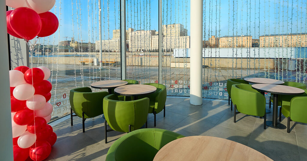 На Пушкинской набережной в Парке Горького открылся флагманский Rostic’s