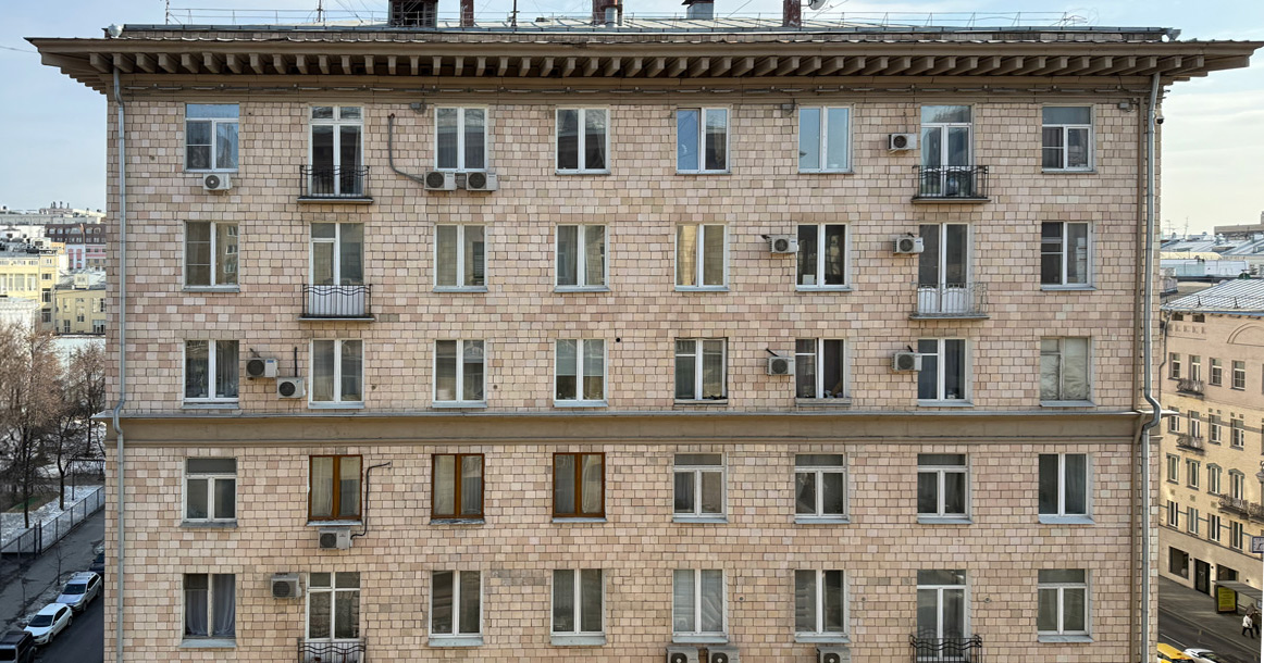 Вид из моего окна: на незастекленные балконы на Александра Невского