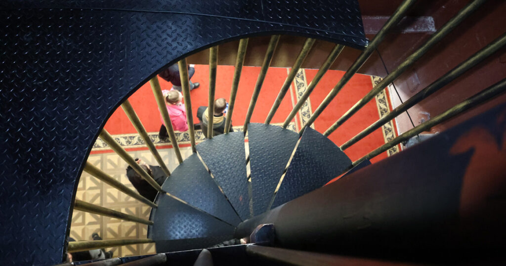 Москвичка отсудила у «бункера Сталина» 120 тыс. рублей за падение на –18-м этаже