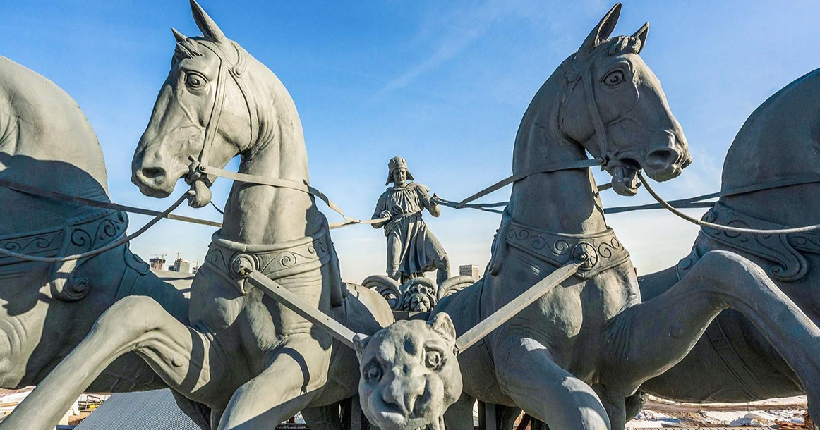 Завершилась реставрация: Собянин показал главные скульптуры Московского ипподрома
