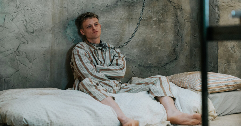 «На цепи» лечит социальные язвы добром и сладостями