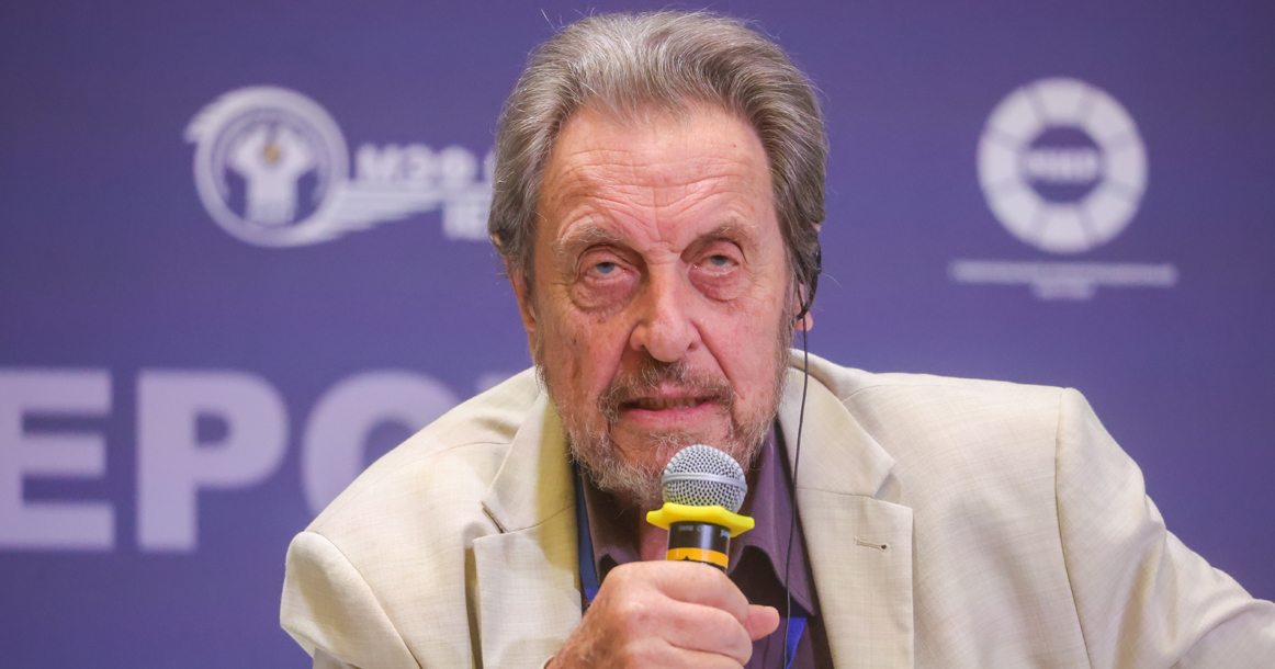 Отец Илона Маска выступит завтра в Москве перед 20 тыс. зрителей