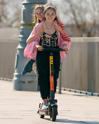 Против девушек, сбивших на самокате пенсионера в Чертаново, возбудили уголовное дело