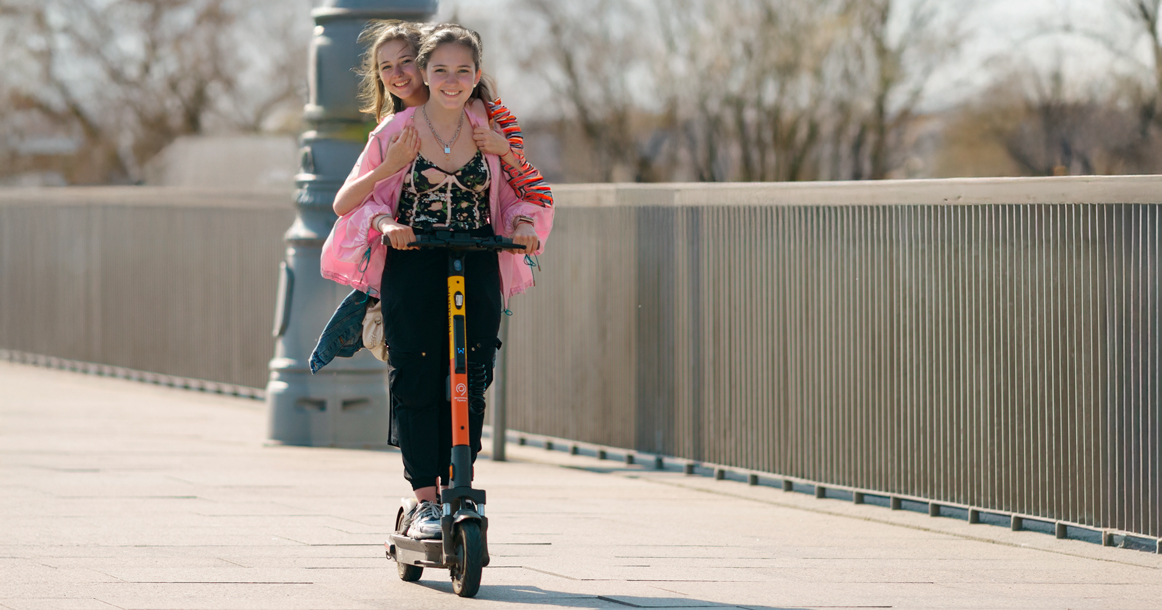 Против девушек, сбивших на самокате пенсионера в Чертаново, возбудили уголовное дело