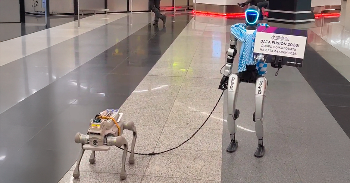 Китайскую делегацию в Шереметьево встретил андроид с робопсом на привязи