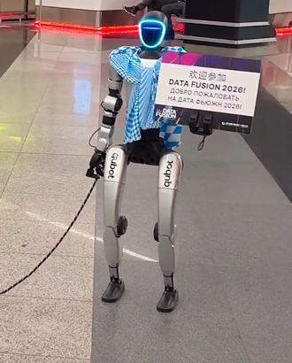 Китайскую делегацию в Шереметьево встретил андроид с робопсом на привязи