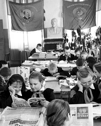 Ленинские комнаты и «Совинтерн»: в Москву пытаются вернуть СССР