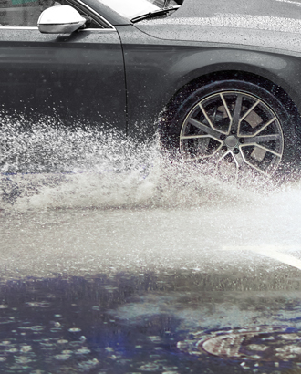 Облившего пешехода из лужи водителя могут не только оштрафовать, но и посадить