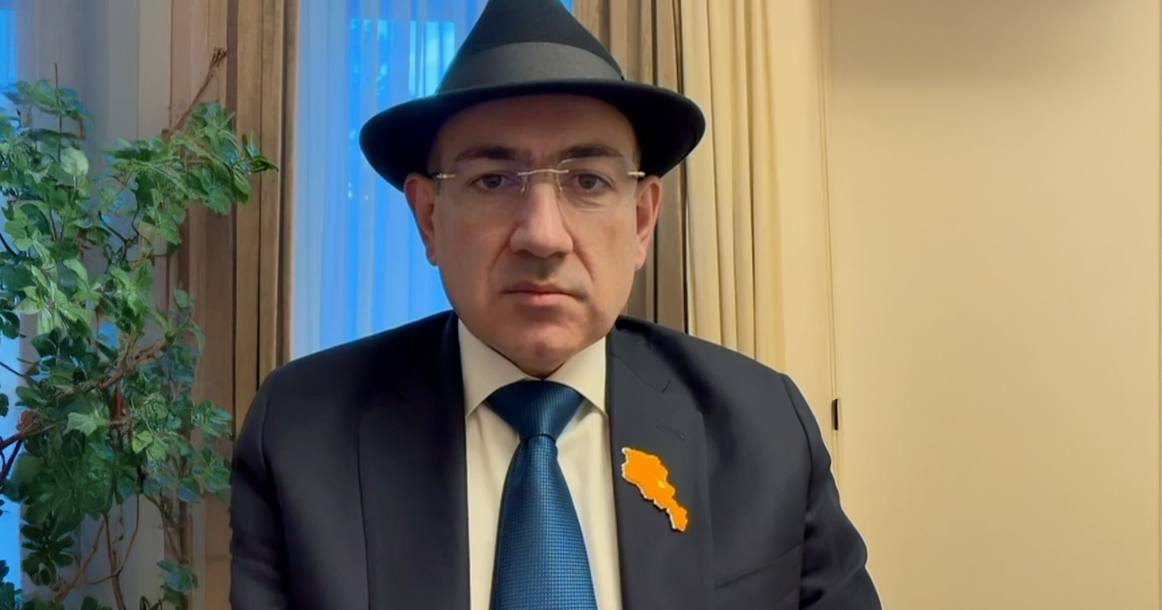 Никола Пашиняна встретили в Москве сожжением его фотографии