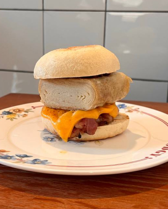 Уже знаменитые сэндвичи Dodgy завели себе соседей по меню в новом бистро на «Новослободской»