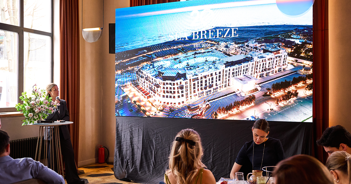 В ресторане Peach прошел бранч в честь 20-летия курорта Sea Breeze