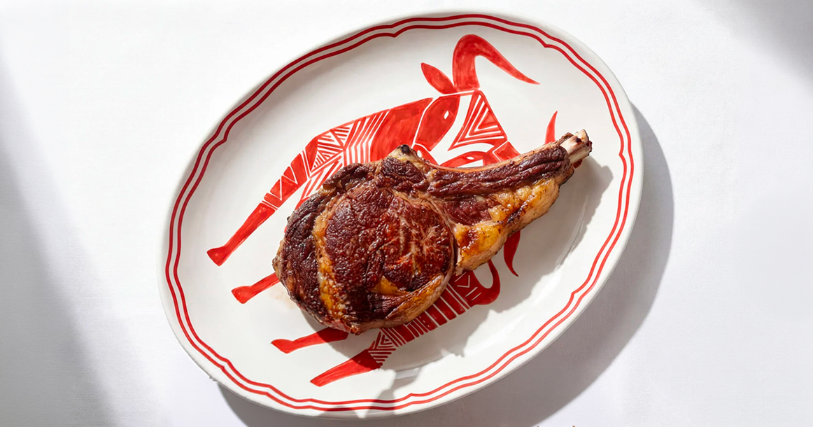 В ОМА на Патриарших строгая «мужская» сервировка и отличное испанское мясо. Дорого