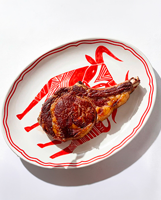 В ОМА на Патриарших строгая «мужская» сервировка и отличное испанское мясо. Дорого