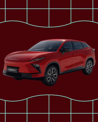 Omoda C5 все так же дешев и сумасброден: хитрая морда, поджатый зад и фонари мечут молнии